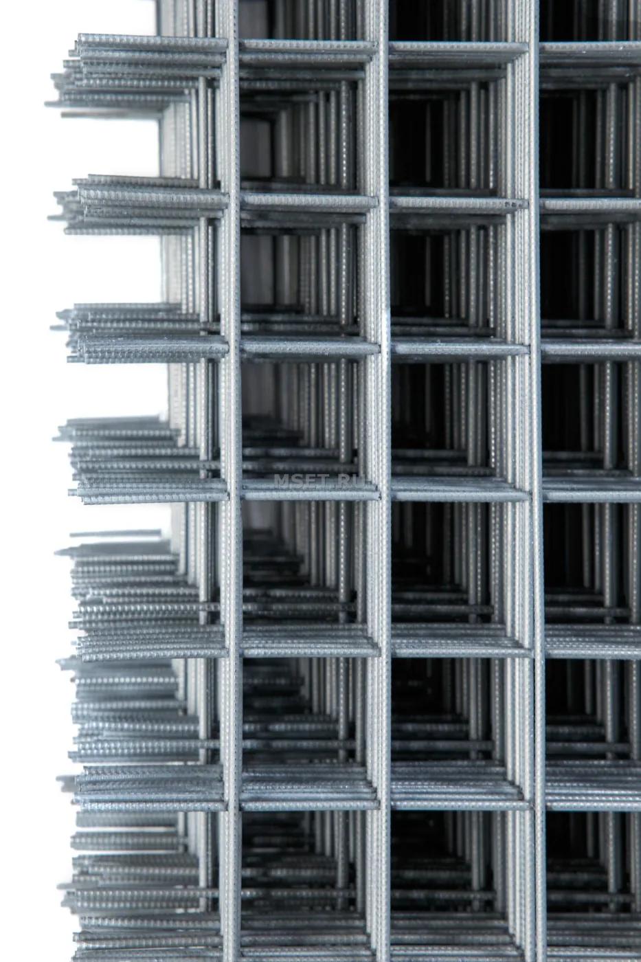 Миниатюра 2: Сетка сварная 50×50×4 мм, фото 2 — сварная сетка в картах: плоские карты с квадратной ячейкой, сложенные стопками